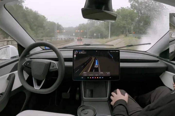 Tesla Robotaxi fuori controllo: richiesta assurda per il povero passeggero