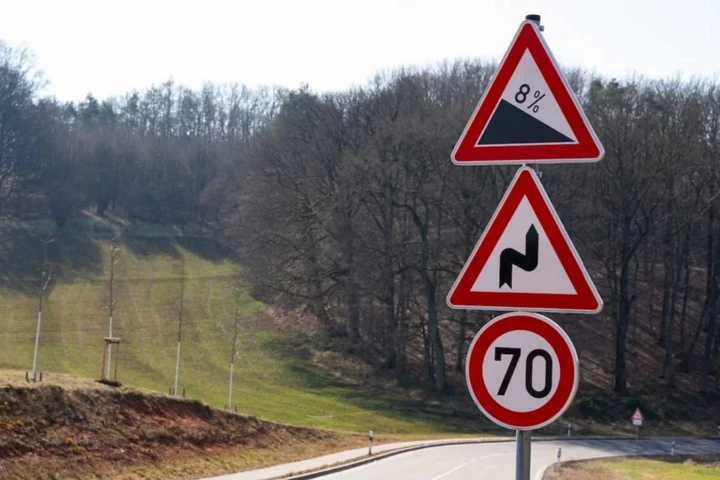 Falso cartello con limite di velocità alterato: 400 automobilisti multati
