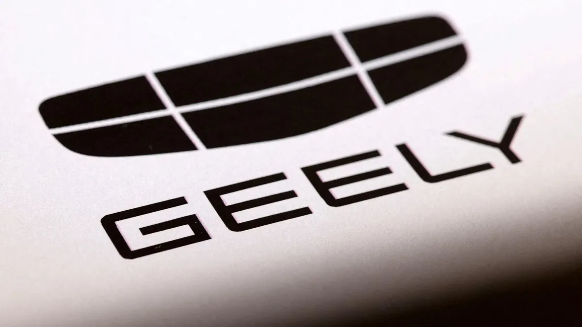 Un piede in due scarpe: Geely prosegue sul doppio binario tra termico ed elettrificazione