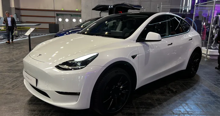 Ufficiale: Tesla Model Y a 7 posti arriva in Italia. Foto degli interni in anteprima