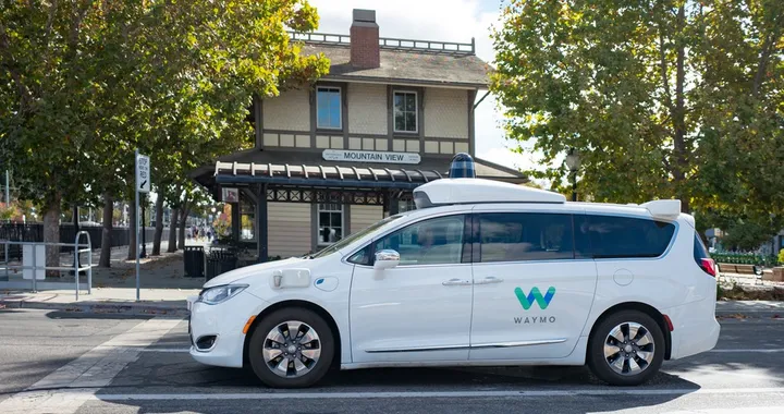 Waymo: auto autonoma colpisce moto, ma la colpa è del pilota umano