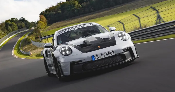 Porsche 911 GT3 RS velocissima tra le curve del Nurburgring