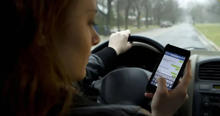 Nuovo Codice della Strada: multe salate per chi usa il cellulare alla guida
