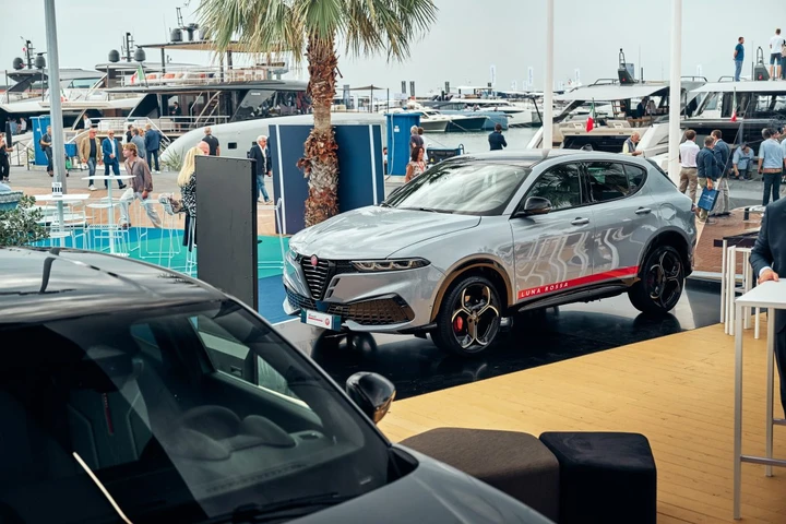 Alfa Romeo porta Luna Rossa al Salone Nautico: quattro modelli speciali in mostra