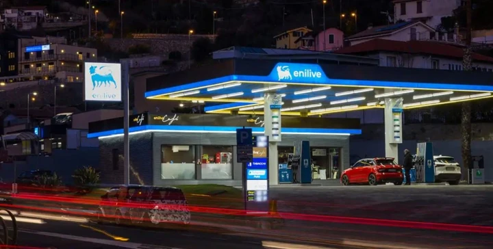Tetto ai prezzi dei carburanti: la mossa di ENI divide il mercato