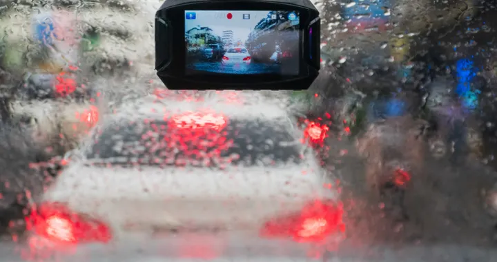 Aumenta la sicurezza alla guida con la dash cam in offerta con 45€ di sconto