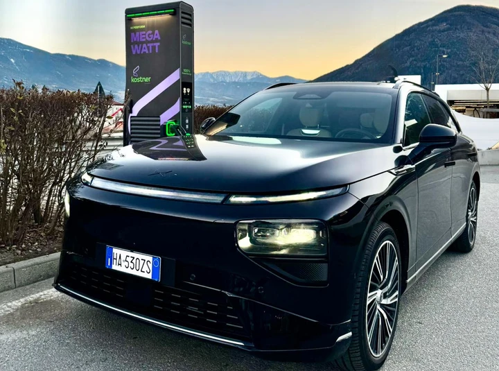 Xpeng G9, nuovo record di ricarica in Europa con 453 kW di picco su colonnina pubblica