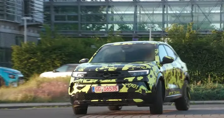 Nuova Opel Mokka GSE: video spia del SUV elettrico ad alte prestazioni
