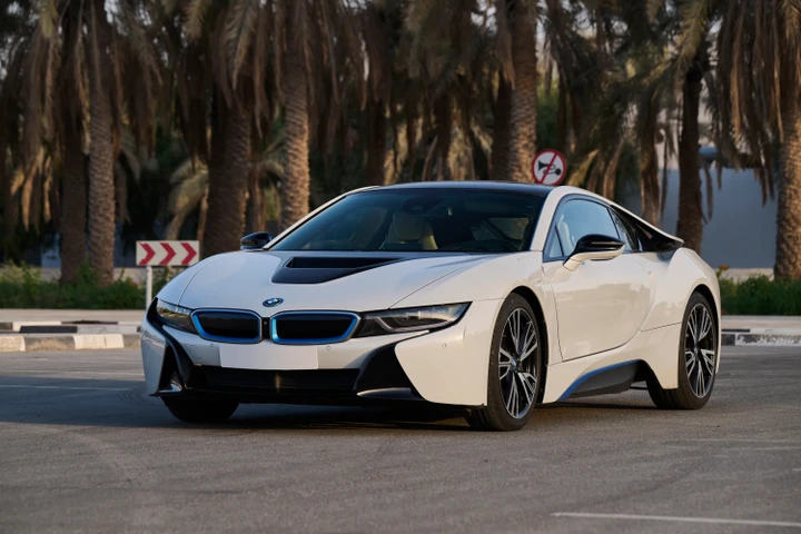 La BMW i8 di Maradona va all'asta: ecco quanto può valere l'auto di una leggenda del calcio