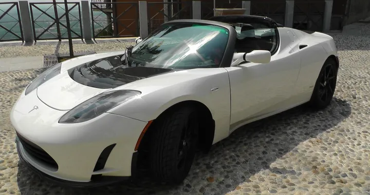 Tesla Roadster &quot;originale&quot;, Elon Musk rende open source la documentazione tecnica