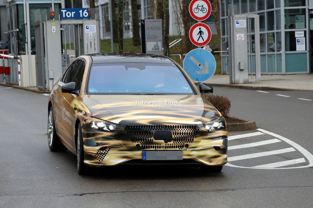 Mercedes, il restyling della Classe S si vuole far notare su strada...