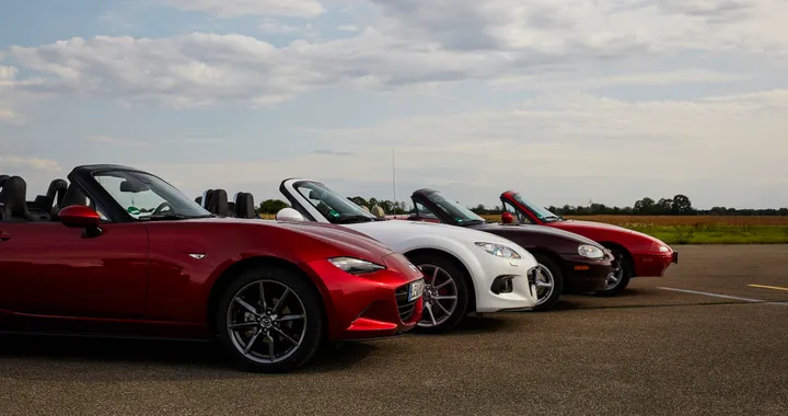 Mazda MX-5, la roadster compie 35 anni
