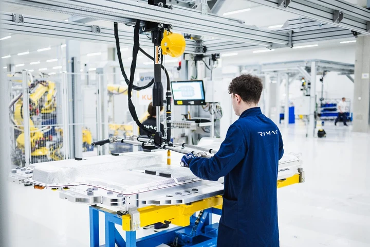 BMW i7: le innovative batterie sono sviluppate insieme a Rimac
