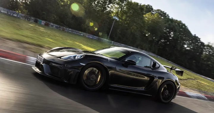 Porsche 718 Cayman GT4 RS si prepara al debutto: è già velocissima al Nurburgring
