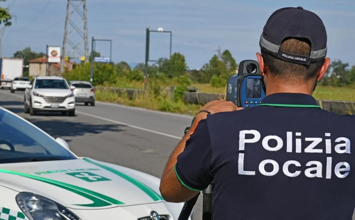 Fuga da film in moto, scappa dalla Polizia e viene beccato dall'autovelox
