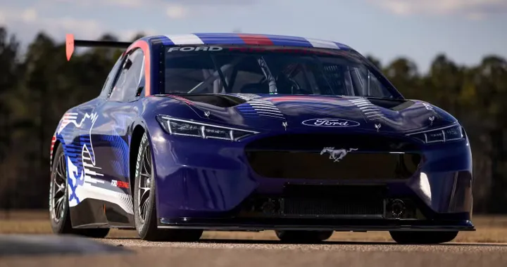 Ford Mustang Mach-E elettrica in NASCAR: rivoluzione o provocazione?