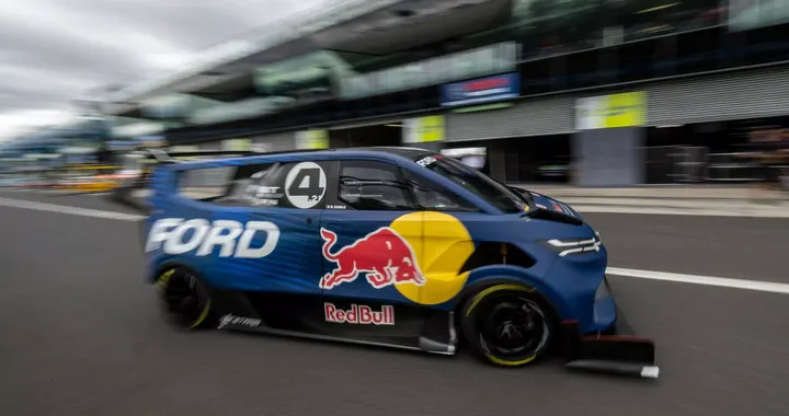 Questo furgone elettrico Ford ha stabilito un incredibile record al Nürburgring battendo Corvette e Mustang