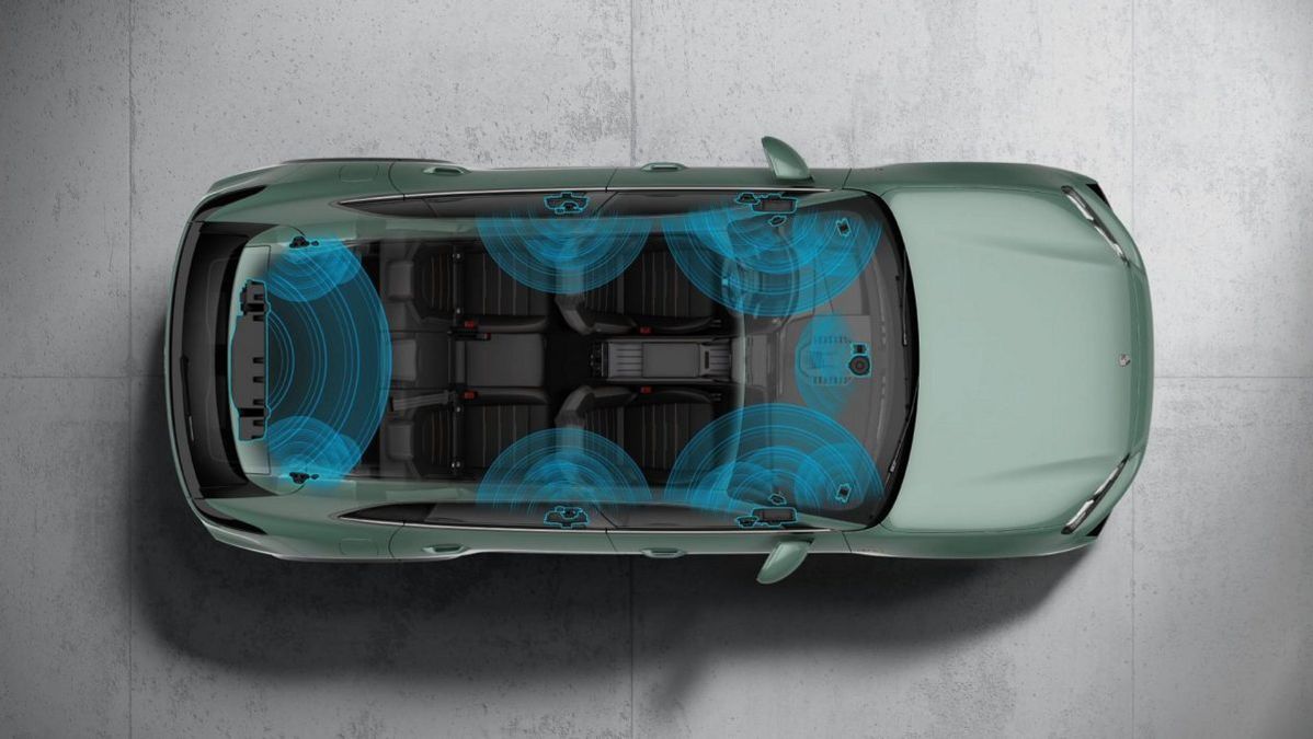 Un team di ingegneri e ricercatori mostra un sistema audio avanzato basato su nitruro di gallio in un'auto di lusso, immagine di approfondimento