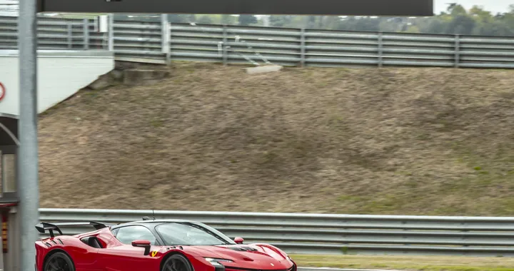Ferrari SF90 XX Stradale fissa un nuovo record sul giro al Circuito di Fiorano