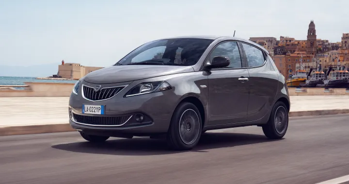 Lancia Ypsilon, ecco la nuova gamma: cresce la dotazione di serie. Prezzi