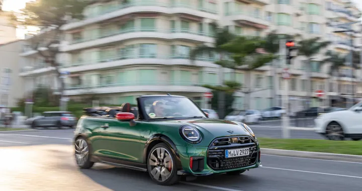 MINI John Cooper Works Cabrio: prestazioni da sportiva ma spirito da viaggiatrice