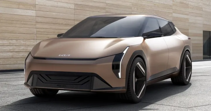 KIA EV4, ecco le foto spia della nuova elettrica. Debutto nel 2025
