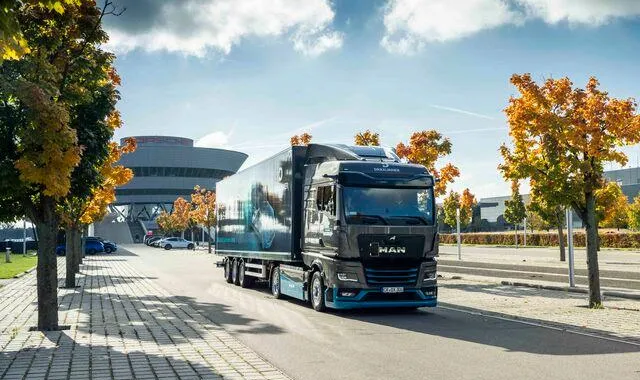 MAN eTGX: il camion elettrico trasporterà le batterie della Porsche Macan Electric