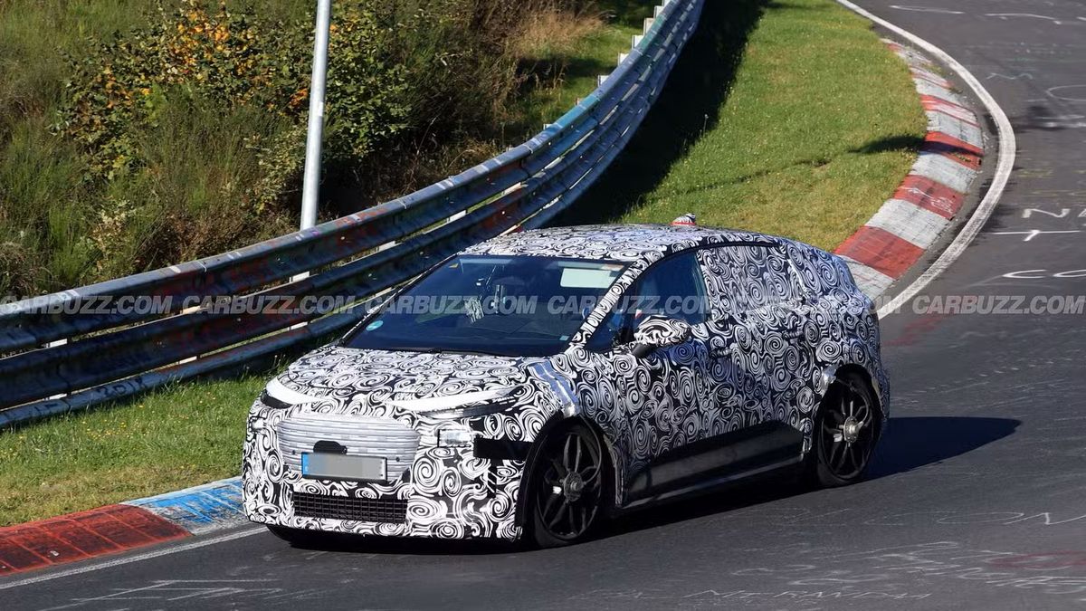 Nuova Audi A2 e-tron 2026 scende ancora in pista al Nürburgring per preparare il debutto