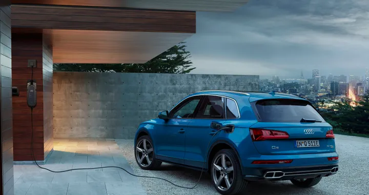 Audi Q5 55 TFSI e: il SUV ibrido plug-in con 367 CV e 40 km di autonomia | Prezzi