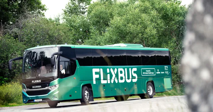 FlixBus: arriva un autobus per lunghe percorrenze a biogas grazie a Scania