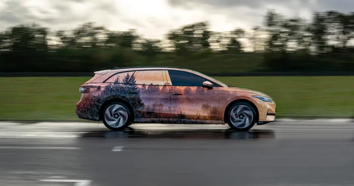 Volkswagen ID.7 Tourer, foto spia della station wagon elettrica. Debutto nel 2024