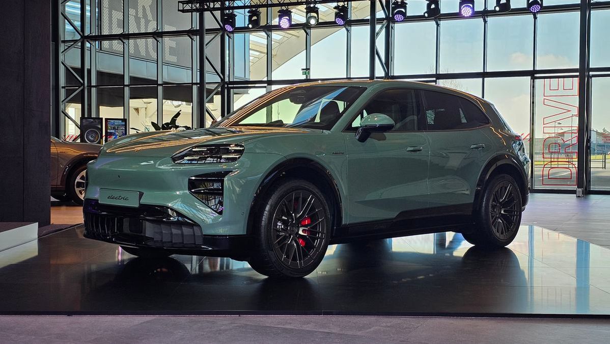 Nuova Porsche Cayenne elettrica: vista dal vivo è una bomba! | Video