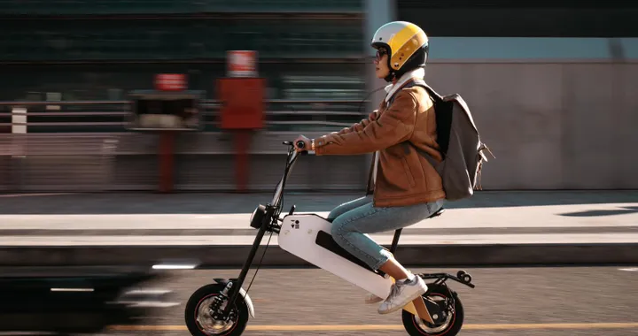 TOM, il &quot;ciclomotore&quot; elettrico che si trasporta come un trolley