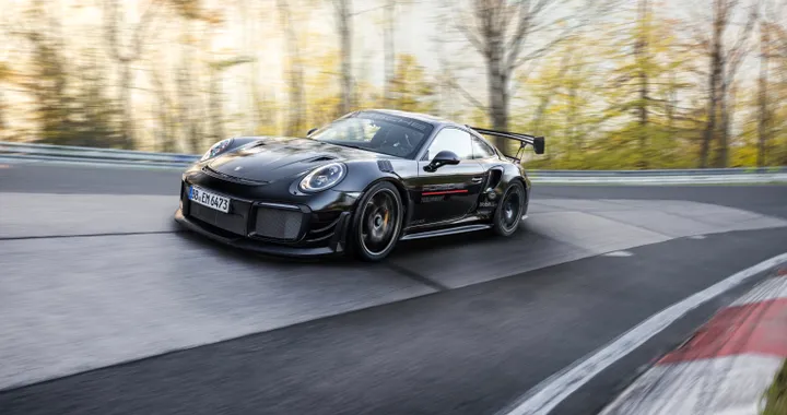Porsche 911 GT2 RS con il Manthey Performance Kit: record al Nurburgring