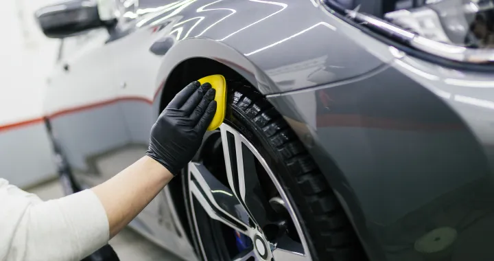 Mantieni gli pneumatici come nuovi con questo semplice trattamento protettivo