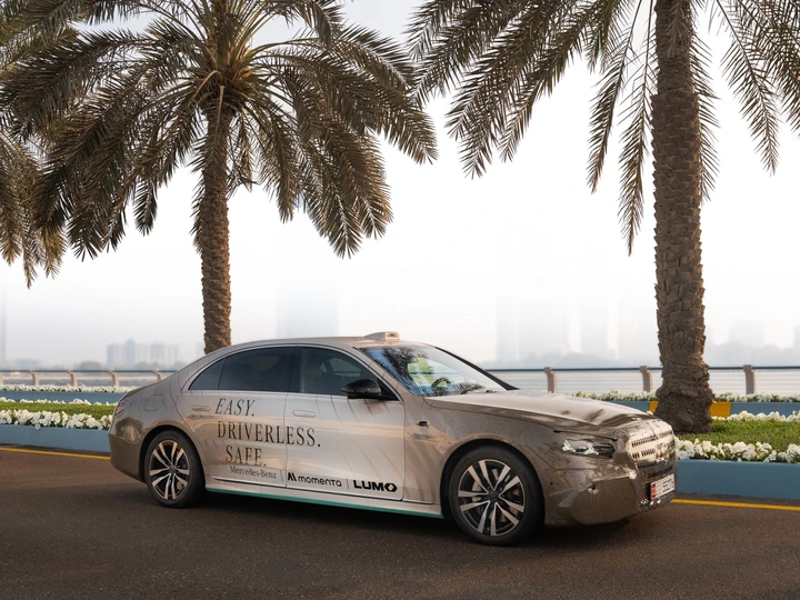 La Classe S diventa un robotaxi: Mercedes-Benz avvia i test ad Abu Dhabi
