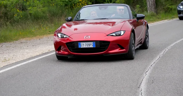 Mazda MX-5: una passeggiata con Kazari e Homura, la prova su strada