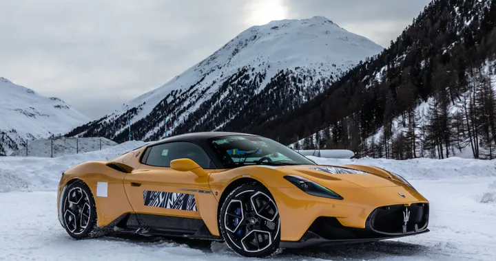 Maserati MC20, la sportiva non teme nemmeno il freddo e la neve