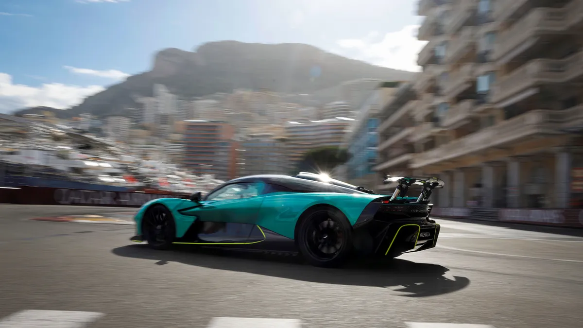 Aston Martin Valhalla sul circuito F1 di Monaco: debutto dinamico da vera supercar