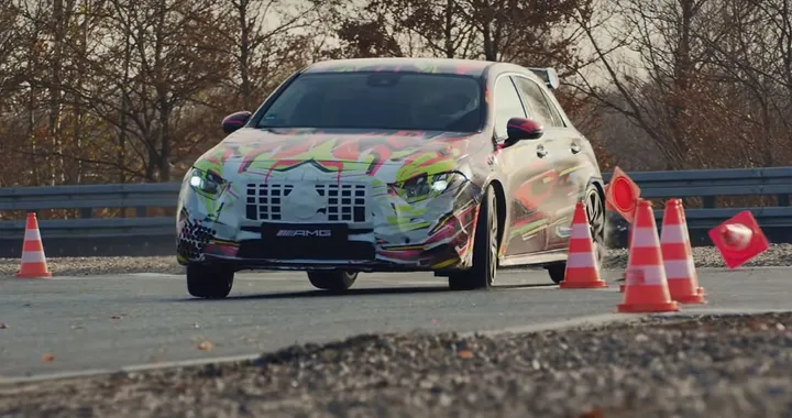Mercedes-AMG A 45: il teaser è incluso negli auguri di Natale