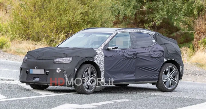 Genesis GV60 2025, il restyling è stato avvistato su strada. Le foto spia