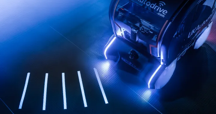 Jaguar Land Rover: l'auto autonoma parlerà con i pedoni attraverso i fari