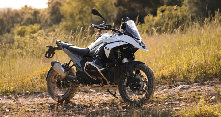 BMW R 1300 GS, debutta la nuova maxi enduro: più leggera e potente