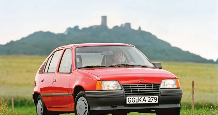 Opel Kadett E festeggia 40 anni di storia