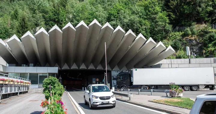 Viaggiare in auto in Europa? Autostrade, ponti e tunnel: ecco dove sono i pedaggi record