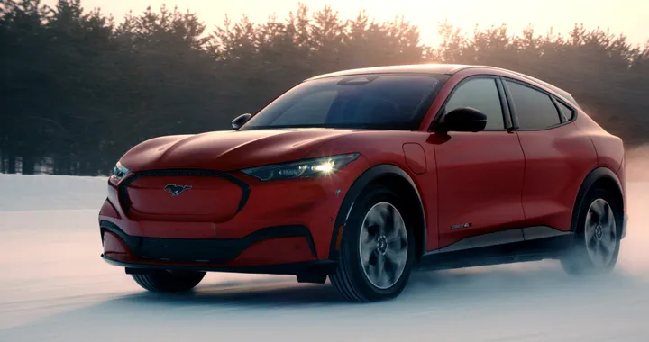 Ford Mustang Mach-E ama derapare sulla neve | Video
