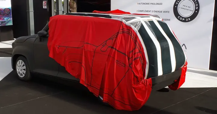 Auto elettriche: un telo copriauto con pannelli solari per ricaricarle | Video