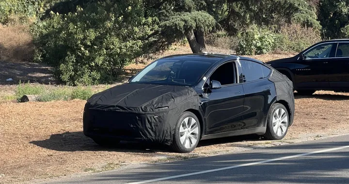 Tesla Model Y, iniziati i test su strada del restyling? Foto spia