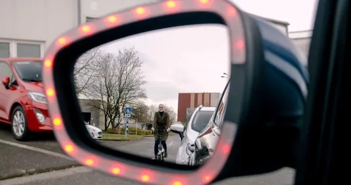 Ford Exit Warning: lo specchietto che salva la vita ai ciclisti