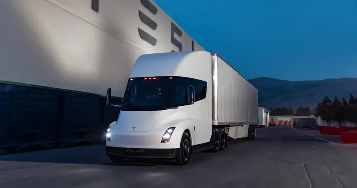 Tesla sta costruendo il primo Megacharger per i suoi camion elettrici